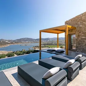 Panormos Bay Suites מלון